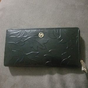 Leather leaf black Valentina zip around wallet